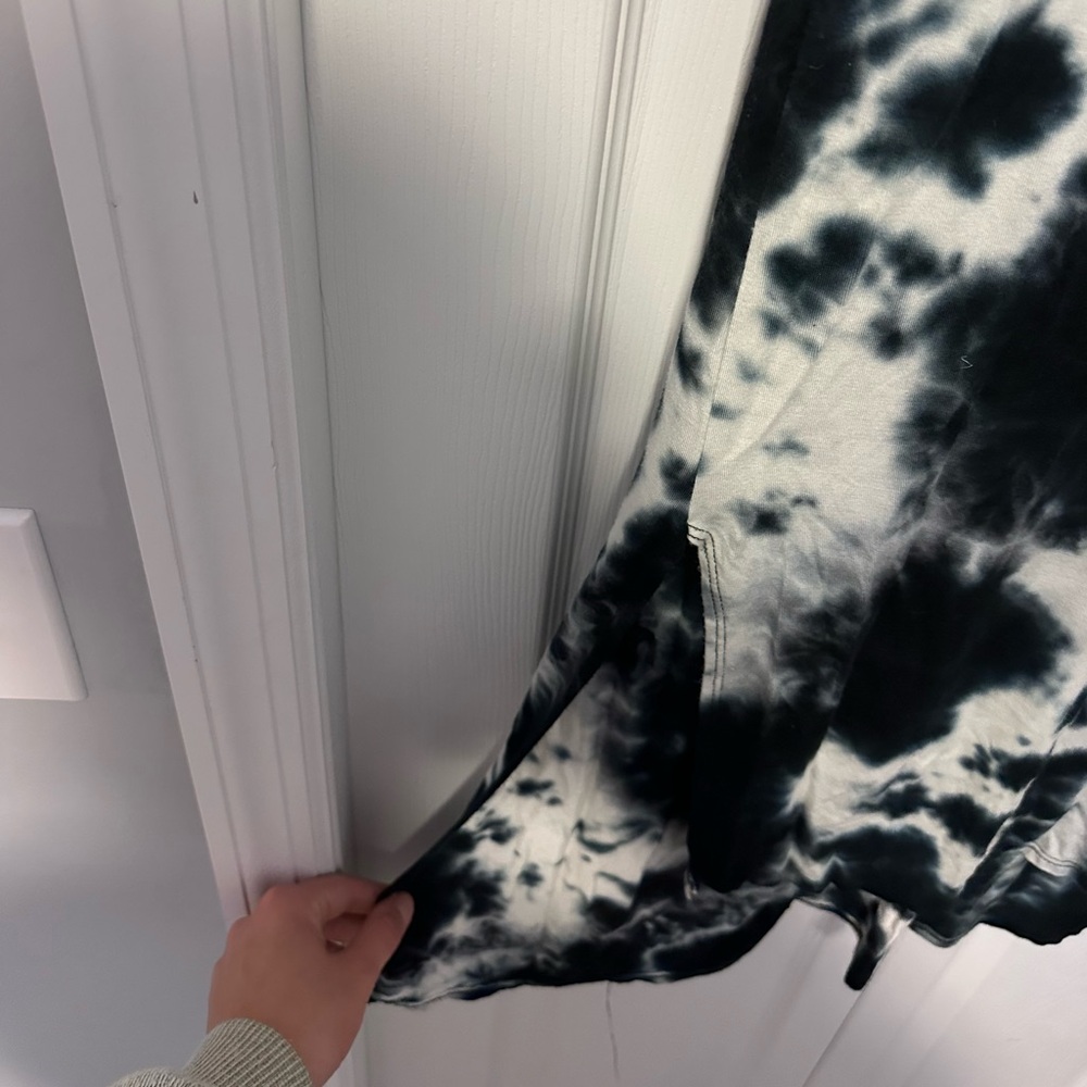 Super comfy Black and White Tie-Dye Maxi Dress - Picture 2 of 2